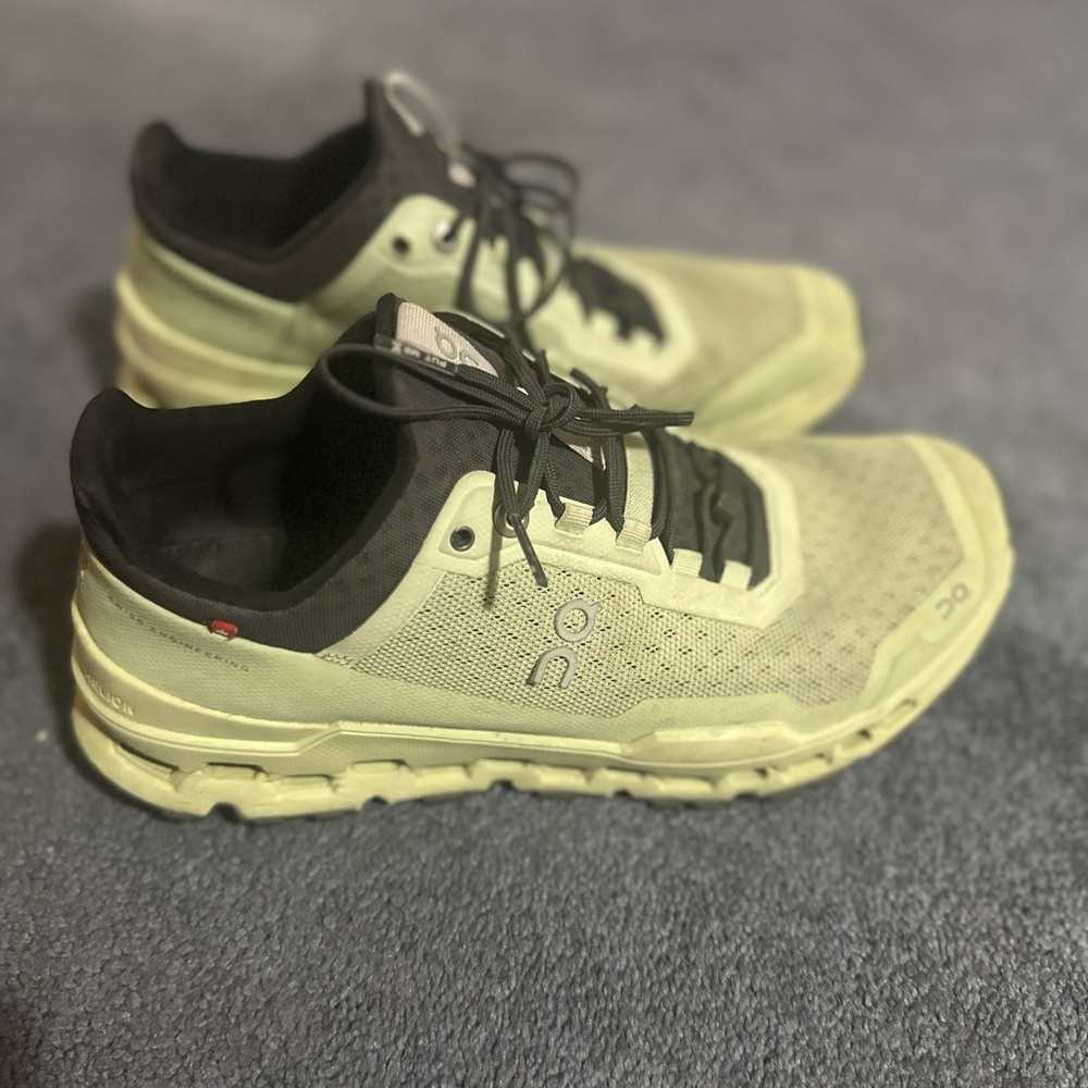 On Cloudultra trail running shoes in a mint green/vine and black colorway.